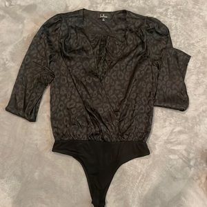 Lulu’s long sleeve V neck body suit. Black leopard print. NEVER WORN, BRAND NEW.